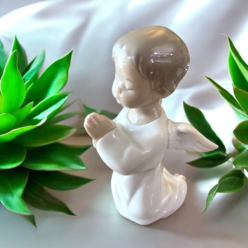 Lladró Angel Praying Figurine #4962 - Picture 8 of 16